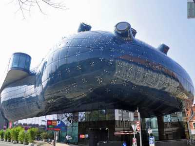 Il Kunsthaus, centro espositivo d'arte contemporanea. E� chiamato �l�alieno� dagli abitanti di Graz, perch� all�inizio non fu visto di buon occhio, anche se poi � diventato uno dei simboli della citt�